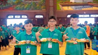 Bữa trưa ngày đầu tiên các con tại Khóa tu mùa hè lần 1 năm 2025