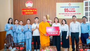 Ấm tình dân tộc - sáng nghĩa đồng bào trong mưa lũ: Chùa Ba Vàng sẻ chia khó khăn cùng bà con miền Trung sau thiên tai