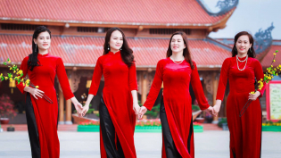 Sắc Xuân Ba Vàng Cùng Tà Áo Dài Truyền Thống