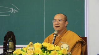 Sư Phụ giảng dạy cho chúng Tăng Ni