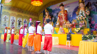 Niềm hân hoan của Phật tử chùa Ba Vàng khi hái hoa cúng dường chư Phật