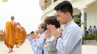 Phật tử chùa Ba Vàng thực hành thiện pháp báo đền ân quốc gia trong buổi khất thực đặc biệt