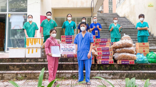 Trao tặng nhu yếu phẩm, thực phẩm cần thiết đến các y bác sĩ tại bệnh viện dã chiến Thu Dung điều trị CV-19 số 12