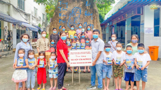 Những 'hộp sữa tình thương' gửi đến trung tâm nhân đạo quê hương và mái ấm chùa Kỳ Quang