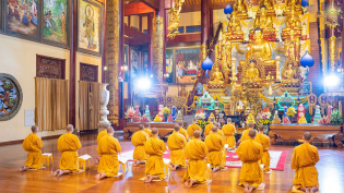 Cảm niệm ân Đức Phật - Tăng Ni, Phật tử chùa Ba Vàng tu tập kỷ niệm ngày Ngài thành đạo