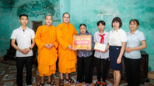 Chùa Ba Vàng cùng chính quyền thành phố Uông Bí trao quà cho gia đình khó khăn tại địa phương