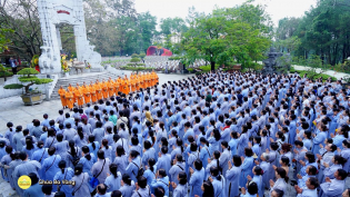 [Video] Đặt bát cúng dường chư Tăng tu hạnh đầu đà - hồi hướng phúc báu cho các anh linh anh hùng liệt sĩ