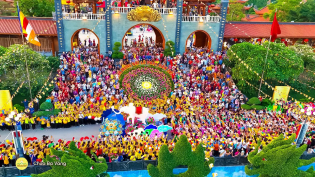 Rực rỡ sắc màu, hơn 6 vạn người cùng hân hoan kỷ niệm ngày Đức Phật đản sinh | Chùa Ba Vàng