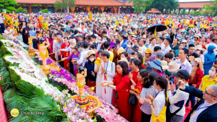 Trang nghiêm dâng nước cúng dường tắm tôn tượng Đức Phật đản sinh | Chùa Ba Vàng