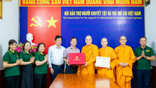 Chùa Ba Vàng ủng hộ Hội Bảo trợ người khuyết tật và trẻ mồ côi Việt Nam