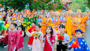 Lung linh sắc hoa, rộn ràng tiếng nhạc trong chương trình Diễu xe hoa kính mừng Đức Phật đản sinh 2025