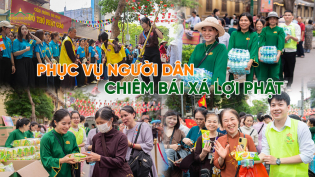 Bánh, nước,... miễn phí phục vụ người dân chiêm bái Xá lợi Phật tại chùa Quán Sứ