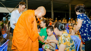 Mùa trăng tròn yêu thương: Chùa Ba Vàng tặng quà Trung thu đến các em thiếu nhi