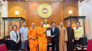 Chùa Ba Vàng chung tay ủng hộ đồng bào miền Trung vượt qua bão lũ