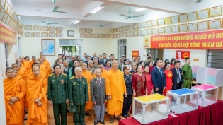 Hòa chung ngày hội non sông: Chư Tăng Ni, Phật tử chùa Ba Vàng tham gia ngày hội bầu cử