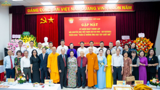 Thầy Thích Trúc Thái Minh nhận kỷ niệm chương vì sự nghiệp khuyến học tại buổi gặp mặt kỷ niệm 30 năm thành lập Hội Khuyến học Việt Nam