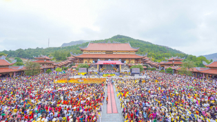 Chư Tăng nhiều quốc gia cùng đại biểu các cấp chính quyền và hơn 4 vạn Phật tử tham dự Đại lễ Phật đản chùa Ba Vàng 2022