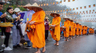 Bình bát của chư Tăng - ruộng phước cho chúng sinh