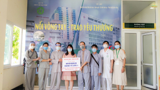 1000 bộ quần áo bảo hộ y tế level 4 được CLB Cúc Vàng chùa Ba Vàng trao tặng tới Bệnh viện Bạch Mai và Bệnh viện Nhi Trung Ương - Hà Nội