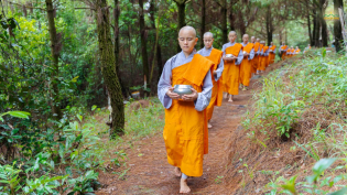 Nơi rừng thiền Ni - Phật tử chùa Ba Vàng đặt bát cúng dường kính mừng Phật đản