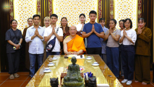 Phật tử xa xứ hạnh phúc đảnh lễ Sư Phụ Thích Trúc Thái Minh