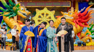 Đẹp mà lạ: Cảnh chùa ngày xuân qua trang phục mang văn hóa thời Trần