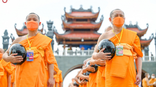 Gần 300 chư Tăng trên thế giới, hàng vạn Phật tử về chùa Ba Vàng tham dự Lễ sớt bát cúng dường