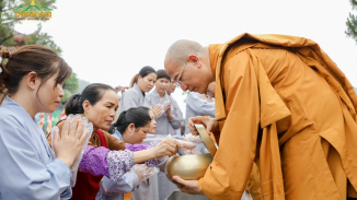 Chư Tăng chùa Ba Vàng thực hành hạnh khất thực mùa Phật Đản