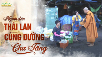 Cảm động người dân Bangkok thành kính cúng dường Tăng đoàn khất thực