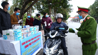 Trang Thông tin điện tử TP. Uông Bí đưa tin Cảnh sát giao thông cùng Phật tử chùa Ba Vàng phát khẩu trang miễn phí