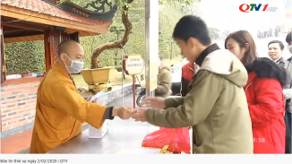 Hình ảnh chùa Ba Vàng phát khẩu trang miễn phí trên báo chí trung ương và địa phương