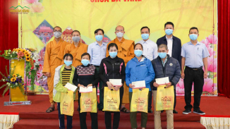 Chùa Ba Vàng hỗ trợ 5 hộ gia đình phường Quang Trung thoát nghèo bền vững