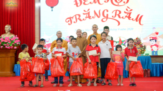 Chùa Ba Vàng tặng quà Tết Trung thu cho các em nhỏ tại xã Thượng Yên Công - Tp. Uông Bí