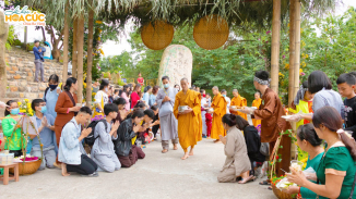 Chư Tăng chùa Ba Vàng thọ nhận sự cúng dường của nhân dân, Phật tử trong “Lễ hội Hoa Cúc - Hướng về miền Trung thân yêu”