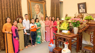 Phật tử chùa Ba Vàng dâng hương lên anh linh Đại tướng Võ Nguyên Giáp tại nhà riêng