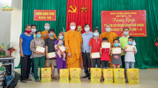 Nhân dịp Tết thiếu nhi, Sư Phụ và chư Tăng chùa Ba Vàng tặng quà tới những 'mầm non' của đất nước