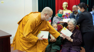 Chùa Ba Vàng trao tặng 40 suất quà đến những người cao tuổi có hoàn cảnh khó khăn trên địa bàn TP. Uông Bí