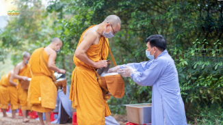 Phật tử chùa Ba Vàng cung kính đặt bát cúng dường chư Tăng nhân Lễ Ngũ Bách Danh