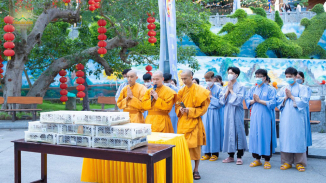 Ngày đầu tháng 4 âm lịch - đông đảo du khách và Phật tử thập phương tham dự buổi lễ phóng sinh tại chùa Ba Vàng