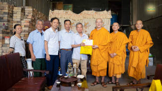 Sư Phụ cùng chư Tăng tặng quà cho các gia đình có hoàn cảnh khó khăn nhân mùa Phật đản