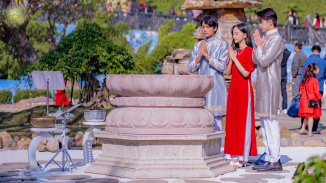 Khối đá tôn tượng bàn chân Phật - sự linh ứng từ tâm thành kính của vua A Dục