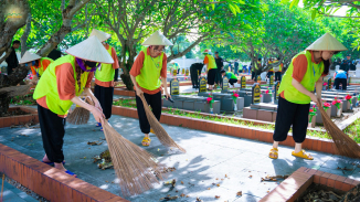 Tri ân các anh hùng liệt sĩ - khóa sinh Khóa tu mùa hè dọn dẹp Nghĩa trang liệt sỹ phường Thanh Sơn, Uông Bí
