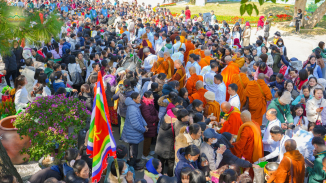 Chư Tôn đức Tăng trong nước và quốc tế trì bình khất thực nhân kỷ niệm 765 năm Phật hoàng Trần Nhân Tông đản sinh