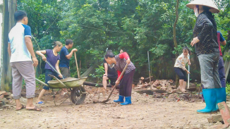 Cùng gia đình đạo hữu sửa căn nhà cũ - CLB Cúc Vàng là một gia đình