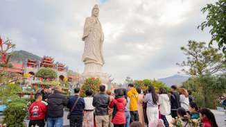 Đi chùa lễ Phật đầu năm - Cho lòng thanh thản, cho tâm an lành