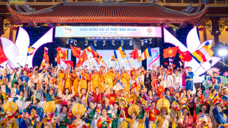 Chùa Ba Vàng rực rỡ sắc màu trong Đêm văn nghệ chào mừng Đại lễ Vesak 2025
