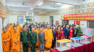 Hòa chung ngày hội non sông: Chư Tăng Ni, Phật tử chùa Ba Vàng tham gia ngày hội bầu cử