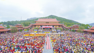 Chư Tăng nhiều quốc gia cùng đại biểu các cấp chính quyền và hơn 4 vạn Phật tử tham dự Đại lễ Phật đản chùa Ba Vàng 2022