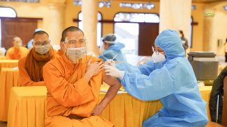 Trước Tết Nguyên Đán, chùa Ba Vàng hỗ trợ nhân dân Phật tử trên địa bàn thành phố Uông Bí trong đợt tiêm vaccine lần 3