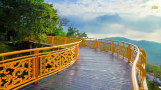 Cây cầu vàng - điểm check-in mới tại chùa Ba Vàng